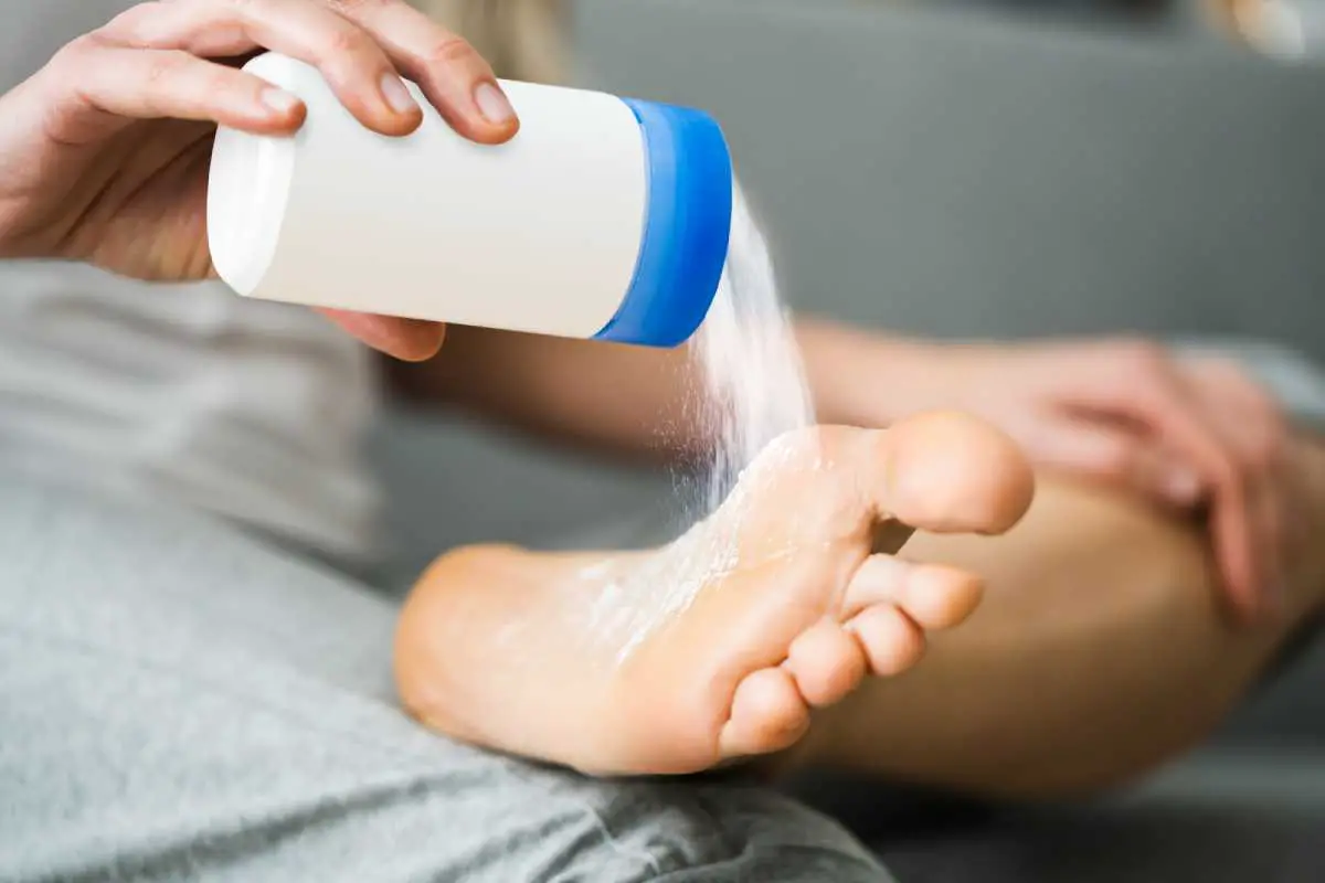 How to apply foot powder